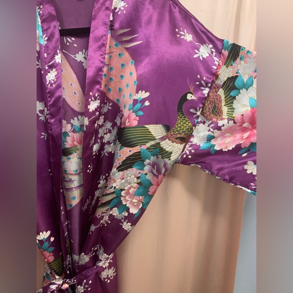 Kimono style robe. Size M. Beautiful purple 🦚 Peacock/floral print…. - Picture 4 of 7
